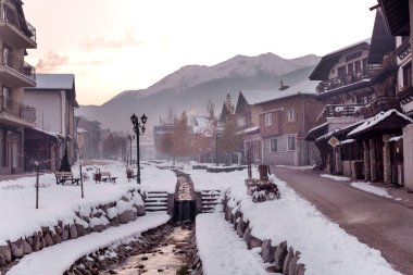 Bansko, Bulgaristan sokak manzarası ve Pirin dağları