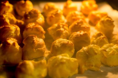 Fırında pişirilmiş profiterollerin yakın çekimi.