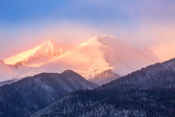 ブルガリアのバンスコは 日の出に雪のピリン山のピークの冬の風景のパノラマを旅行 — ストック写真