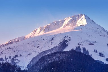 Bansko, Bulgaristan Todorka zirvesi, kış manzarası manzarası, güneş doğarken kar Pireni dağı