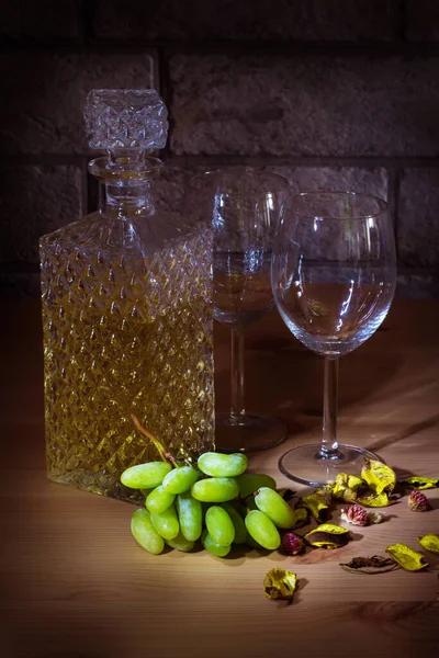 Két pohár fehér bor és a szőlőmust — Stock Fotó