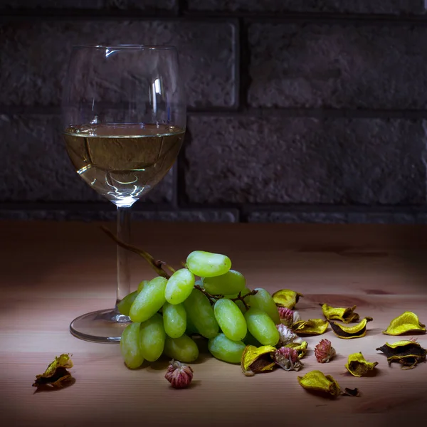 Két pohár fehér bor és a szőlőmust — Stock Fotó