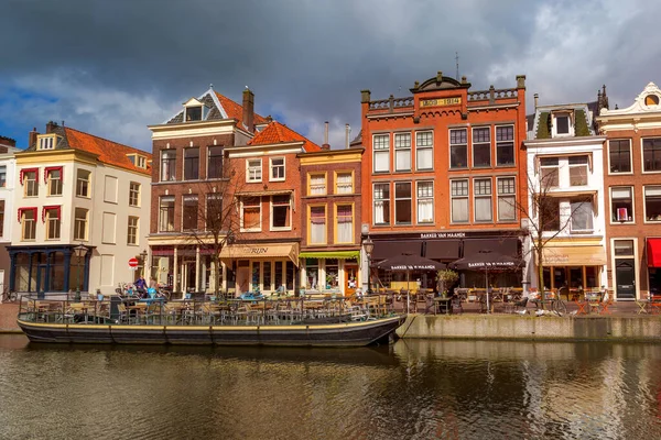 Hagyományos házak Leidenben, Hollandiában — Stock Fotó