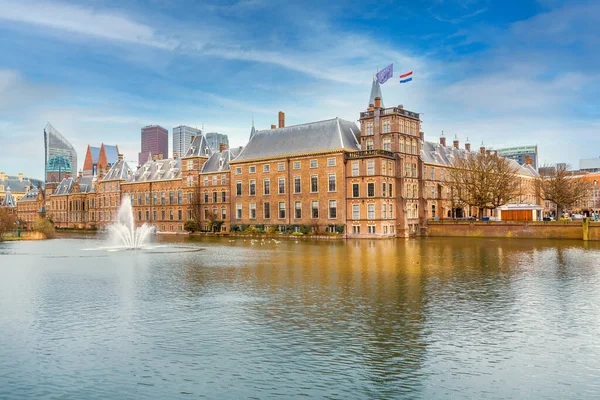 Hague, Netherlands Binnenhof parliament and Hofvijver lake — 图库照片