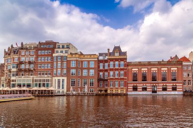 Geleneksel eski evleri, kanal Amsterdam, Hollanda