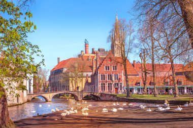 Kanal ve köprü görünümü, Brugge, Belguim girişte St. Elisabeth Kilisesi