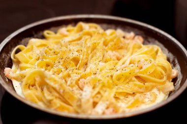 Kızartma tavasında karidesli Tagliatelle makarnası