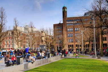 Amsterdam, Hollanda Rembrandt ve Booking.com heykeli