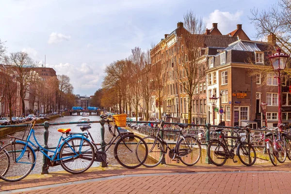 Amsterdam, Hollanda 'da park halindeki bisikletler.