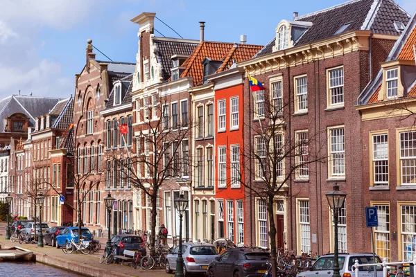 Traditionele huizen in Leiden, Nederland — Stockfoto