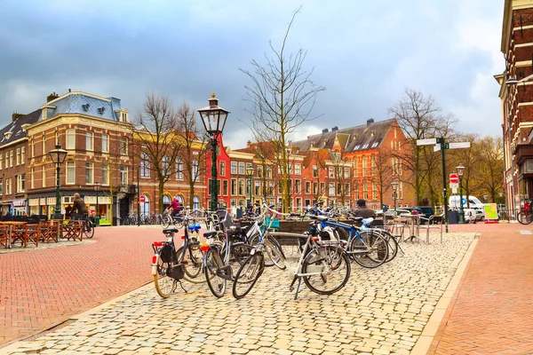 Straßenblick und Fahrräder in Leiden, Niederlande — Stockfoto