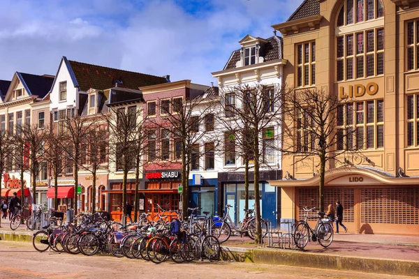 Leiden, Hollanda 'da sokak manzarası ve bisikletler — Stok fotoğraf