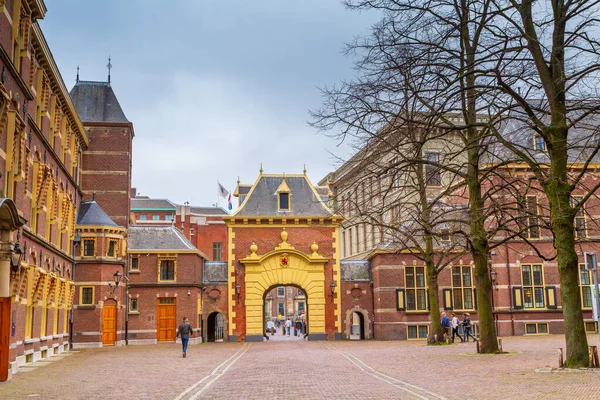 Arch to Binnenhof palace in Hague, Netherlands — 图库照片