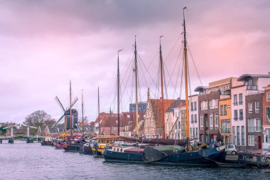 Leiden, Hollanda limanı ve şehir merkezi