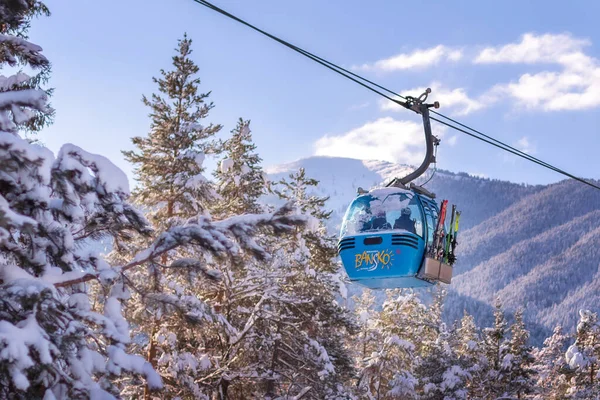 Bansko Bulgarije Februari 2022 Wintersportplaats Met Skilift Gondelcabines Sneeuwbergen Bomen — Stockfoto