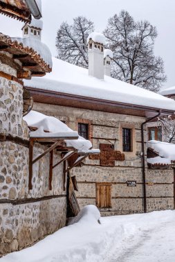 Bulgaristan 'ın Bansko kenti - 2 Şubat 2022: Eski kentin karlı kış sokak manzarası, Bulgar kayak merkezindeki geleneksel evler