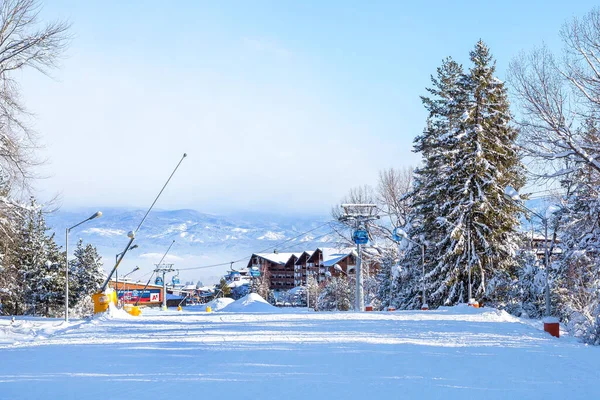 Bansko Bulgarije Februari 2022 Bulgaars Winterskigebied Met Skipiste Liftcabines Gondelstation — Stockfoto