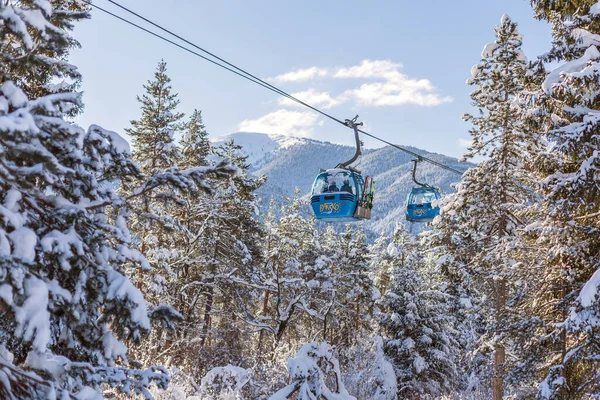 Bansko Bulgarije Februari 2022 Wintersportplaats Met Skilift Gondelcabines Sneeuwbergen Bomen — Stockfoto