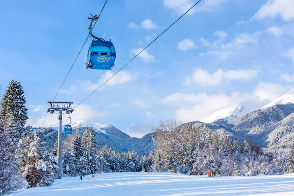 2022年2月3日 保加利亚冬季滑雪场全景 设有贡多拉起重舱 皮林山峰景和斜坡 — 图库照片
