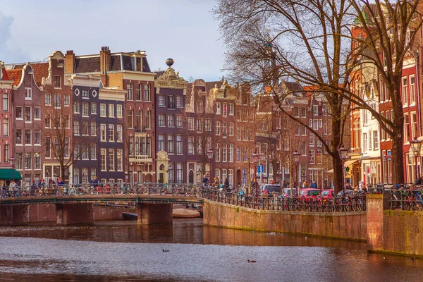 Традиционные старые дома, канал в Амстердаме, Нидерланды — стоковое фото