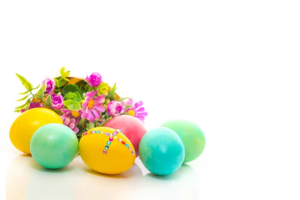 Oeufs de Pâques et bouquet de fleurs sur fond blanc — Photo