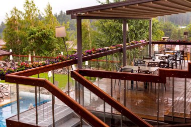 Teras kafede masa ve sandalyeler.