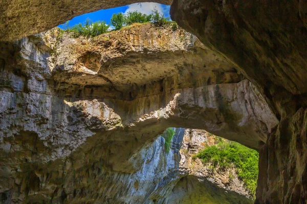 Jaskinia Devetashka w Bułgarii, widok wewnętrzny — Zdjęcie stockowe