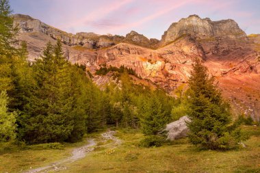 Kandersteg, İsviçre günbatımı dağ manzarası