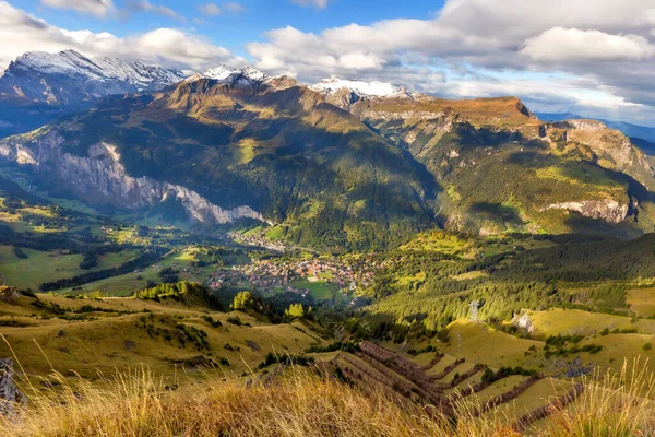 Lauterbrunnen údolí, vesnice ve švýcarských Alpách, Švýcarsko — Stock fotografie