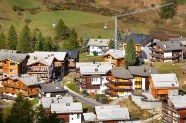 Alp köyü, çam ağaçları, İsviçre, Zermatt