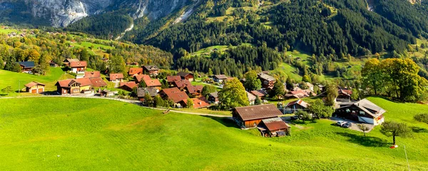Zwitserse bergen, houten huizen in Grindelwald in de Zwitserse Alpen — Stockfoto