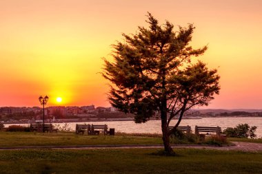 Günbatımı gökyüzü, evler, fenerler Nesebar, Bulgaristan