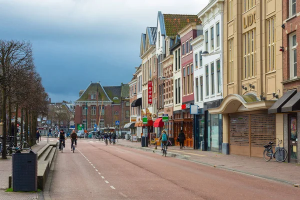 Widok na ulicę i rowery w Leiden, Holandia — Zdjęcie stockowe