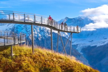 Grindelwald uçurumu İsviçre 'nin ilk durağında yürüyor.