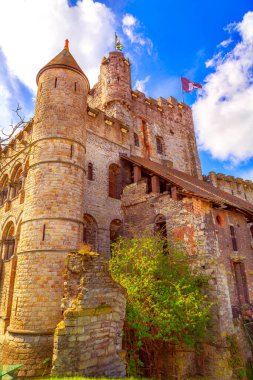 Gent, Belçika - 12 Nisan 2016: Gravensteen veya Kontlar Kalesi, ilkbahar manzaralı