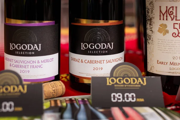 Filibe, Bulgaristan - 26 Kasım 2021: Eski Kentteki Genç Şarap Festivali 'nde Logodaj şarap tezgahı