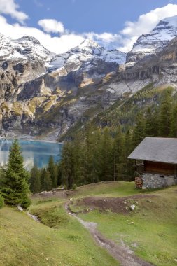 Oeschinnensee Gölü, ahşap dağ evi ve İsviçre Alpleri, Berner Oberland, İsviçre.
