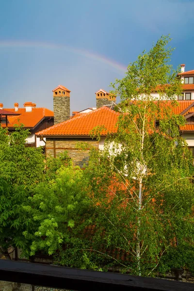 Függőleges Háttér Szivárvány Tetők Felett Házak Után Eső Bansko Bulgária — Stock Fotó