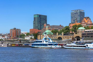 Hamburg, Almanya - 26 Temmuz 2018: Limanı, tekneleri ve evleri olan Elbe Nehri manzarası