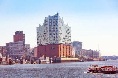 Hamburg, Almanya - 26 Temmuz 2018: Harbor ilçesi, Elbphilharmonie ve Elbe nehri konser salonu gün batımında