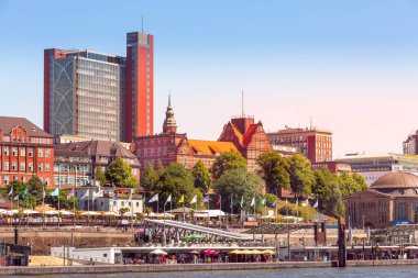 Hamburg, Almanya - 26 Temmuz 2018: Hamburg Elbe Nehri 'nin güzel gün batımı manzarası, Hamburger Landungsbruecken limanı