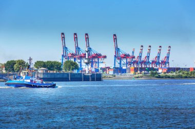 Hamburg, Almanya - 26 Temmuz 2018: Elbe Nehri üzerinde liman nakliye vinçleri