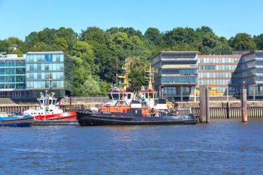 Hamburg, Almanya - 26 Temmuz 2018: Limanı, tekneleri ve evleri olan Elbe Nehri manzarası