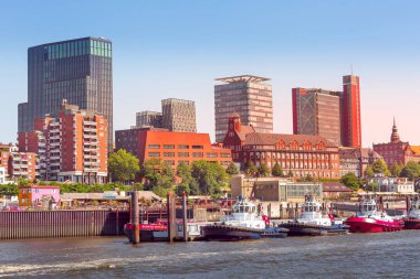Hamburg, Almanya - 26 Temmuz 2018: Hamburg Elbe Nehri 'nin güzel gün batımı manzarası, Hamburger Landungsbruecken limanı