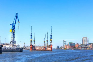 Hamburg, Almanya - 26 Temmuz 2018: Elbe Nehri üzerinde liman nakliye vinçleri