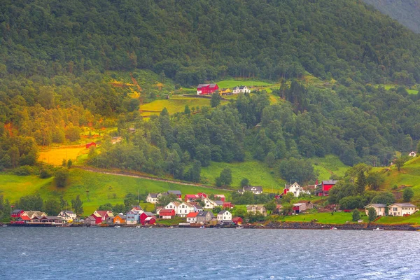 Úžasný Panoramatický Výhled Přírodu Fjordem Horskou Vesnicí Norsku — Stock fotografie