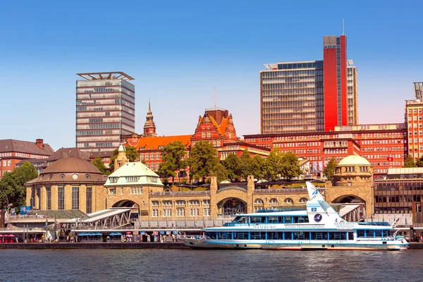 德国汉堡 2018年7月26日 易北河与港口 船只和房屋的城市景观 — 图库照片
