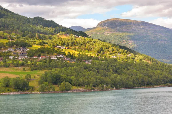 Norvég Falu Táj Látnivaló Fjord Hegyek Színes Házak Közelében Olden — Stock Fotó