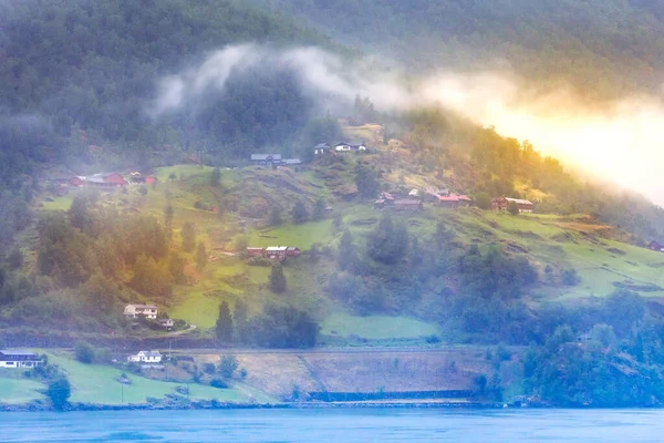 Casas de madera antiguas noruegas y niebla en verano, Noruega — Foto de Stock