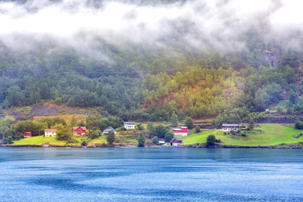 Norské staré dřevěné domy a mlha v létě, Norsko — Stock fotografie